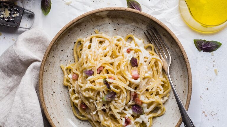 Qual a diferença entre macarrão ao sugo e macarrão ao alho e óleo?