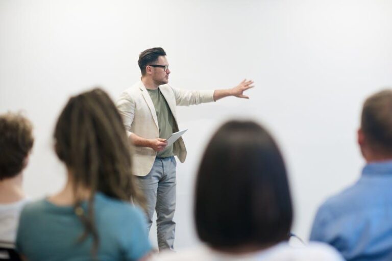 Qual a diferença entre “o professor e a aluna chegaram” e “chegou o professor e a aluna”?