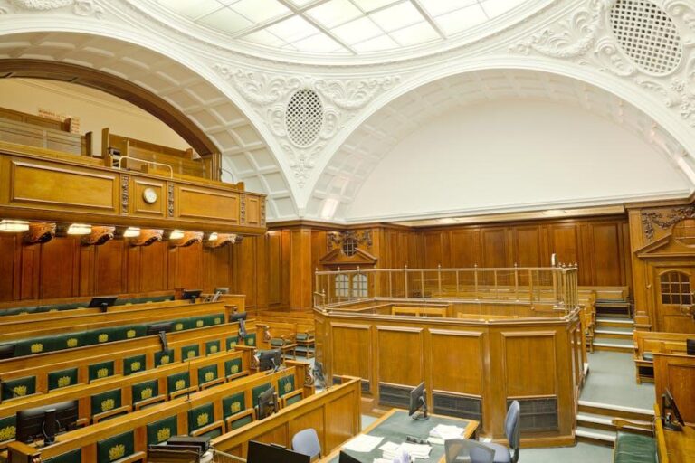 Qual a diferença entre tribunal e fórum?