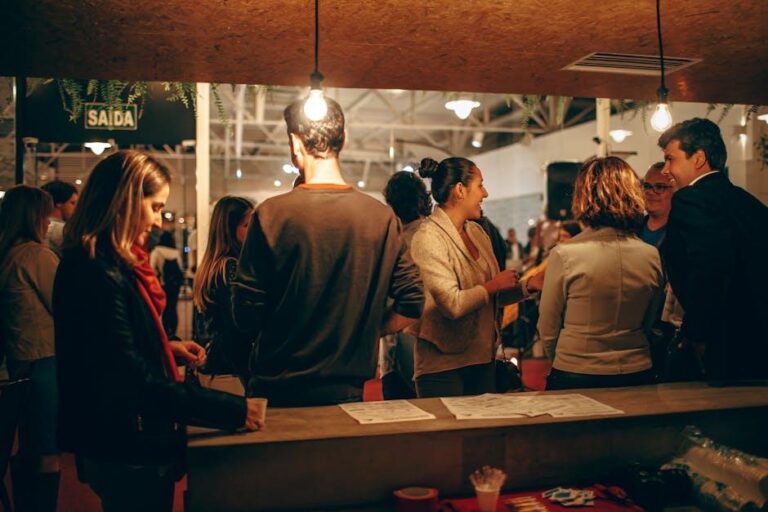 Qual a diferença entre “é proibido entrada” e “é proibida a entrada”?