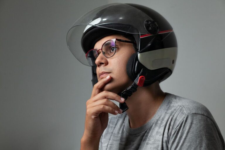 Como escolher o tamanho do capacete para quem usa óculos de grau?